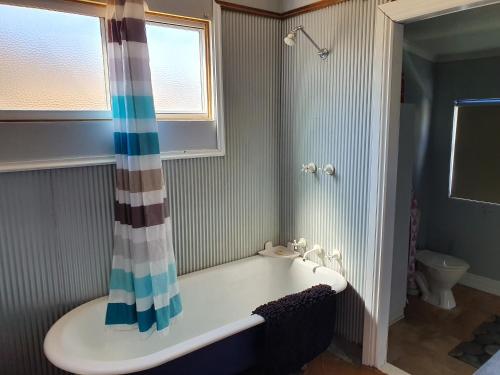 Bathroom, The Pool House in Broken Hill