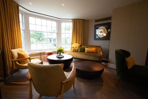 Falcon Hotel