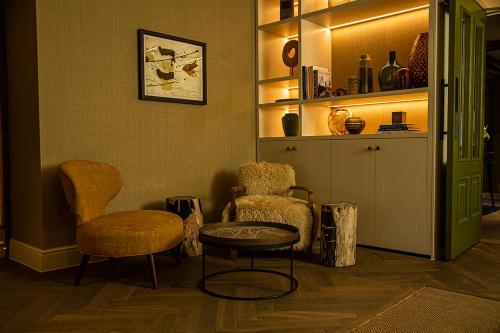 Falcon Hotel