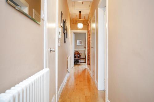 Boutique Edinburgh Flat Steps from the Castle - image 8