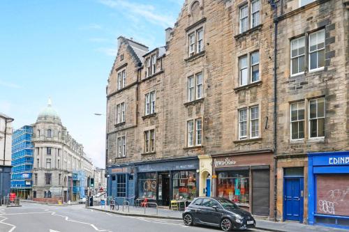 Boutique Edinburgh Flat Steps from the Castle - image 12