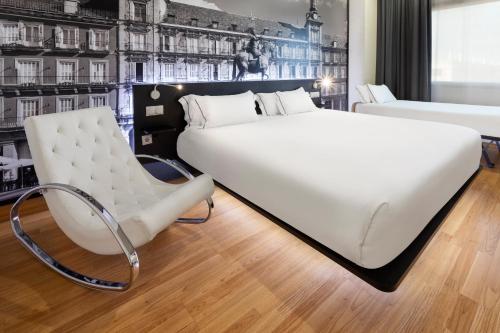 1 king bed, 1 twin bed