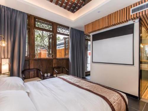 Renli Hotel (Chengdu Kuanzhai) Chengdu Demenrenli Hotel(Jing Alley) is perfectly located for both business and leisure guests in Chengdu. The property offers guests a range of services and amenities designed to provide comfort and 