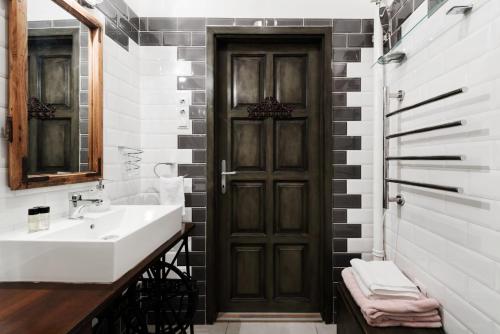 Smart Stylish Apartment In The Heart Of Budapest - image 5
