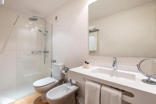 Twin Room image 5