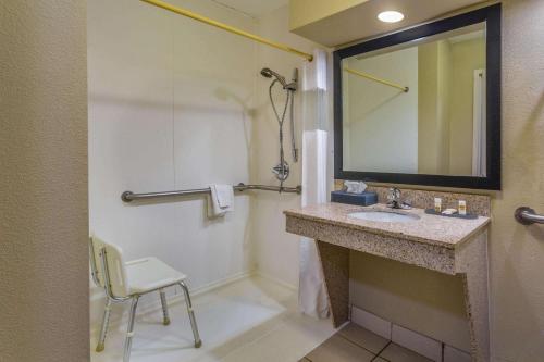 Queen Room with Mobility/Hearing Access - Non-Smoking