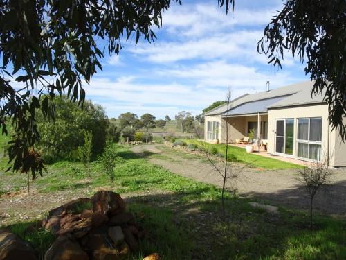 Bejárat, Meander Retreat - King Suite with rural views in Springton