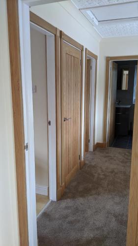 Zuhanyzó, Glennydd House in Cefni