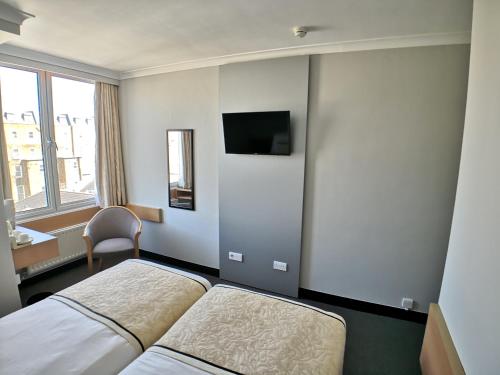 Lancaster Hall Hotel - image 12