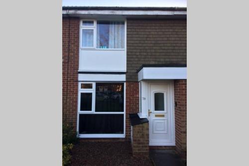 KB79 Welcoming 2 bedroom house in Horsham, pets very welcome with links to London and Gatwick in Horsham