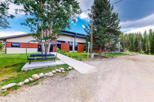 Modern Hi Country Haus Getaway 10-15