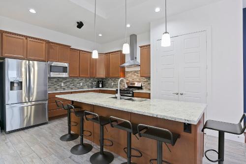 Modern Luxury home in Downtown (Entire Home)