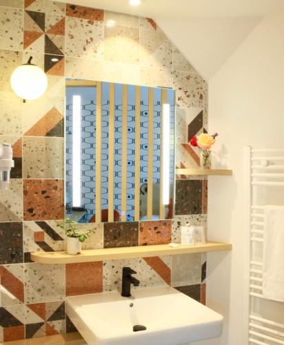 Logis Hotels- Hotel Marguerite d'Anjou Angers chateau - 화장실