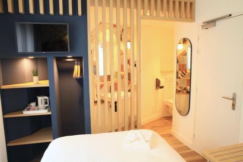 Logis Hotels- Hotel Marguerite d'Anjou Angers chateau - 화장실