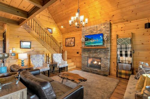 Creekside Cabin with Hot Tub, Mtn Views and More! in Mineral Bluff, USA