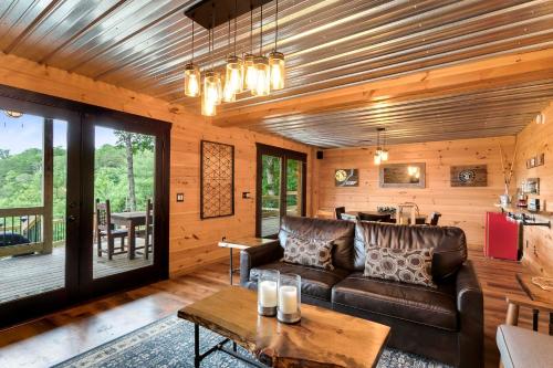 Creekside Cabin with Hot Tub, Mtn Views and More! in Mineral Bluff, USA