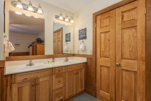 Enourmous Chalet for your perfect family Mountain Retreat - image 4