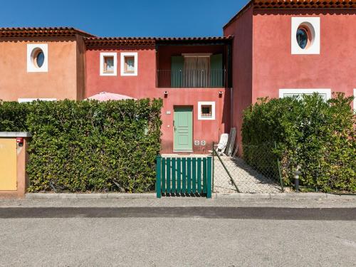 Serene Holiday Home in Mouans Sartoux with Swimming Pool gîte à louer Golf Country Club Saint-Donat