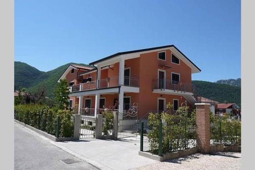  Modern 2 Bed Apartment, Free Parking & Wifi, Sleeps 4, Unterkunft in Villa Latina