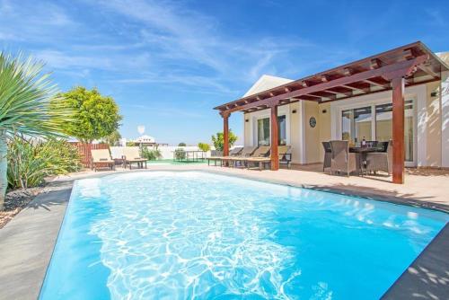 Villa in Playa Blanca Sleeps 8 with Pool Air Con and WiFi gîte à louer Playa Blanca
