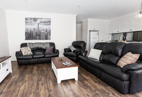 4 Bedroom Inner City Townhouse - SLEEPS 9 !! photo 1