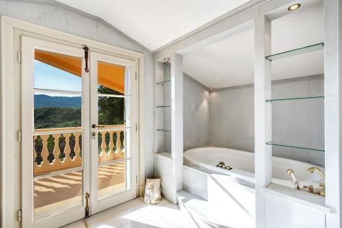 Alfresco luxury Villa with Heated pool in Nievole