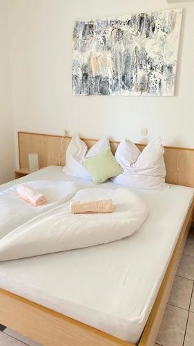 Triple Room with Balcony image 9