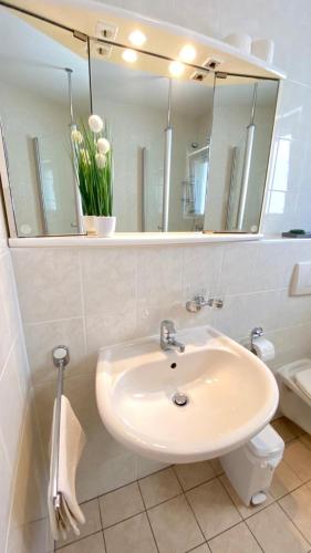 Double Room with Balcony and Sea View image 4