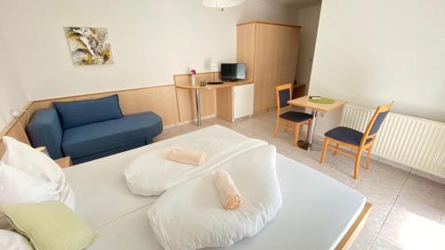 Double Room with Balcony and Sea View image 8