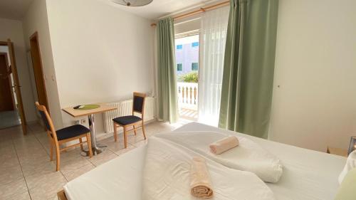 Triple Room with Balcony image 7