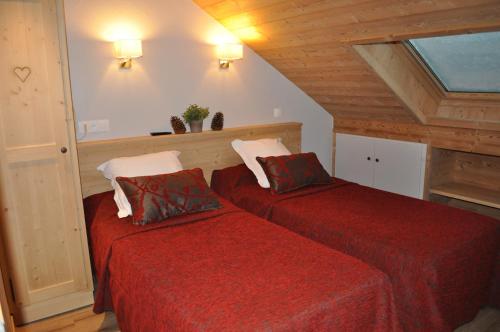2 twin beds, 1 sofa bed