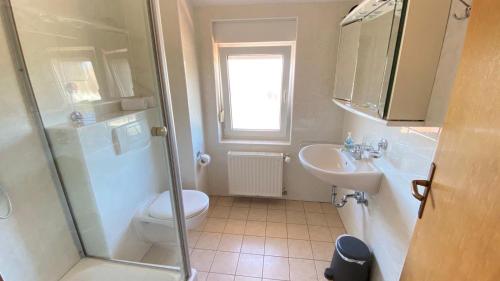 Small Double Room image 5