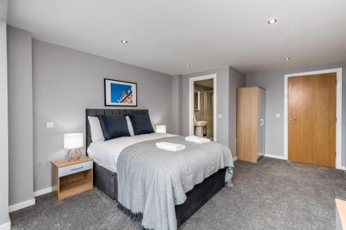 Contemporary 3 Bed Apt with Balcony - Perfect for Long Stays