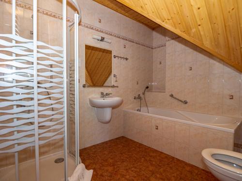 Studio (2 Adults) image 9