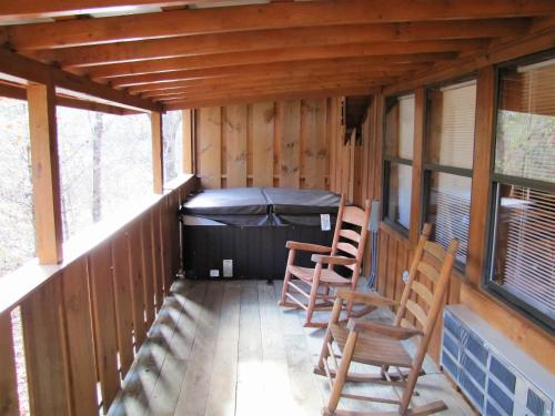 Cades Cove Hide Away - image 7