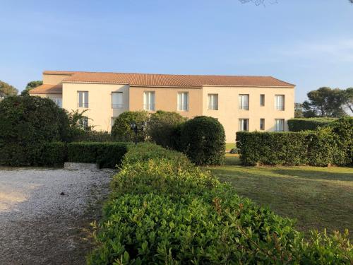 Les Aubuns Country Hotel - image 5