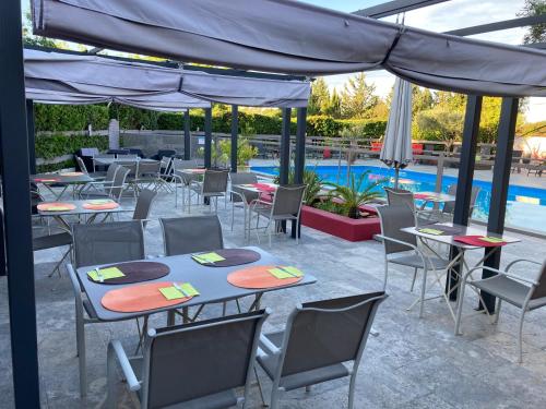 Les Aubuns Country Hotel - main image