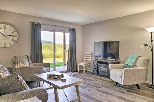 Cozy Condo with Pool Access, 5 Mi to Table Rock Lake in Branson, USA