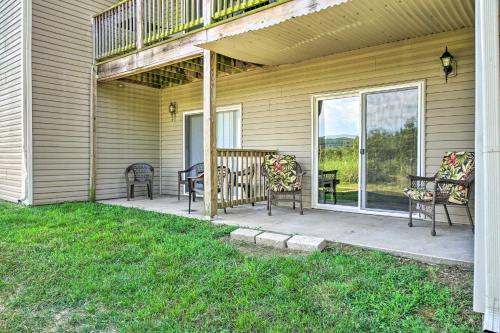 Cozy Condo with Pool Access, 5 Mi to Table Rock Lake