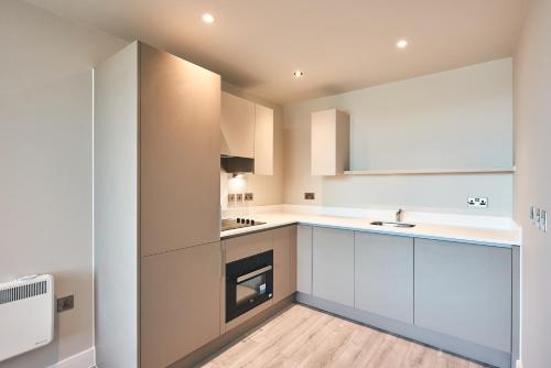 Seven Living Bracknell - Serviced Apartments in City Centre - Free Parking