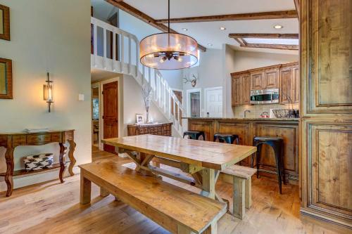 Renovated Condo with Deck - 7 Mins to Vail Village! - image 10