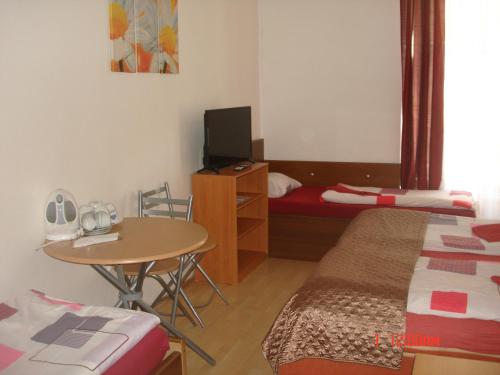 1 queen bed, 2 twin beds, 1 sofa bed