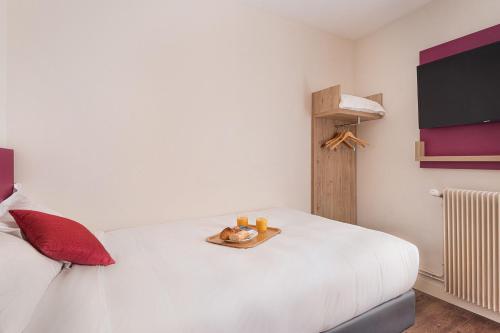 Courcelles Mederic Located in 17th - Arc de Triomphe - Palais des Congres, Médéric is a perfect starting point from which to explore Paris. The property has everything you need for a comfortable stay. Service-minded s