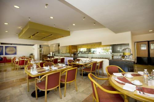 Restaurant, Fiesta Inn Cd. Del Carmen in Camaroneros