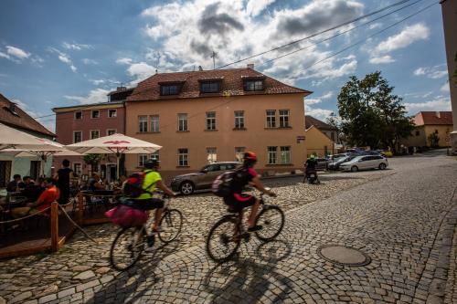 Фасада на хотела, Apartmány na Mikulášském náměstí (Apartmany na Mikulasskem namesti) in Зноймо