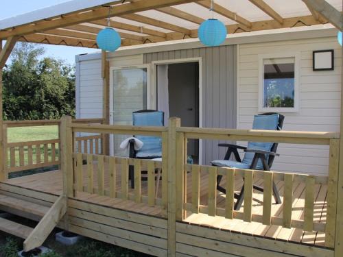 Beautiful wooden chalet in Veenhoop on the water