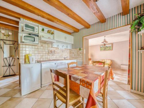 Charming Cottage in Etival Clairefontaine with Terrace gîte à louer Moyenmoutier