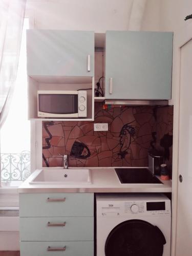 Kitchen, Studio situe dans un quartier calme et residentiel a Montrouge a seulement 2 minutes du metro in Montrouge