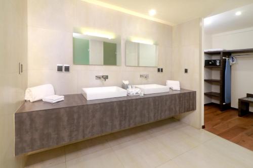266637034 Holiday Inn Express Mexico Aeropuerto by IHG