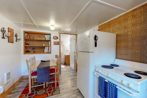 Pacific Crest Trail House - image 4